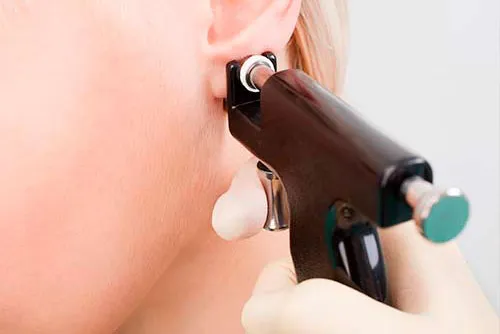 farmacia-cristina-lanzuela-perforacion-lobulo1